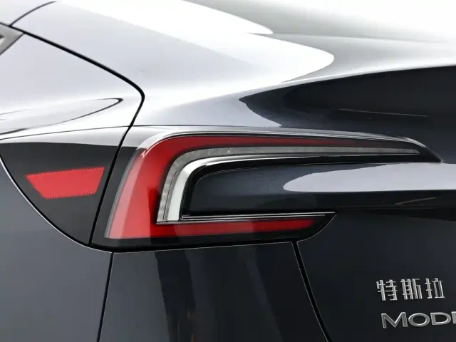 Tesla Model 3 — Фото автомобиля 5
