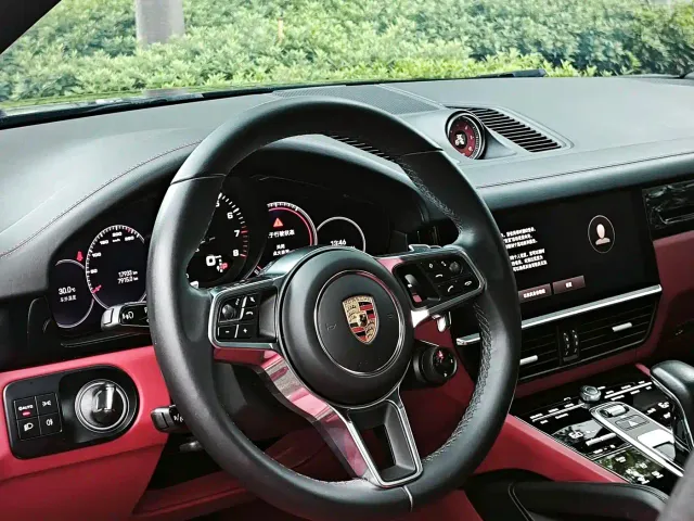 Porsche Cayenne — Фото автомобиля 10