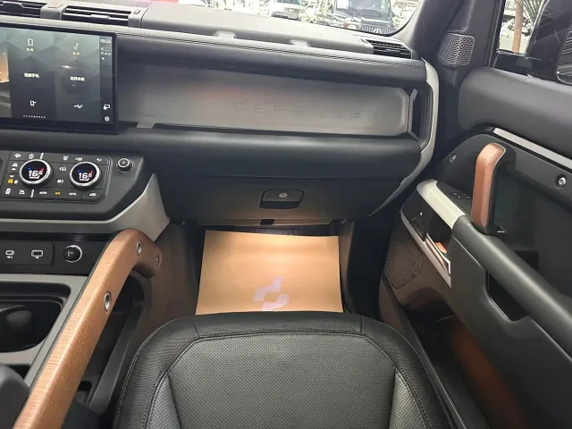 Land Rover Defender — Фото автомобиля 14