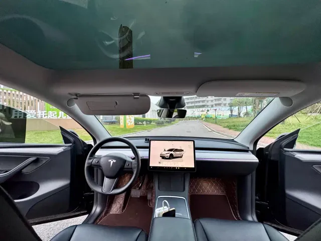 Tesla Model Y — Фото автомобиля 10