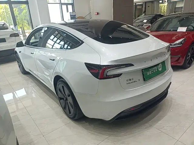 Tesla Model 3 — Фото автомобиля 4