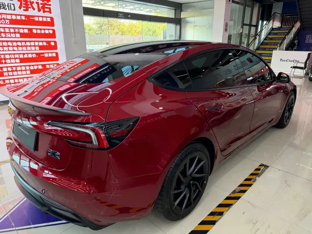 Tesla Model 3 — Фото автомобиля 4