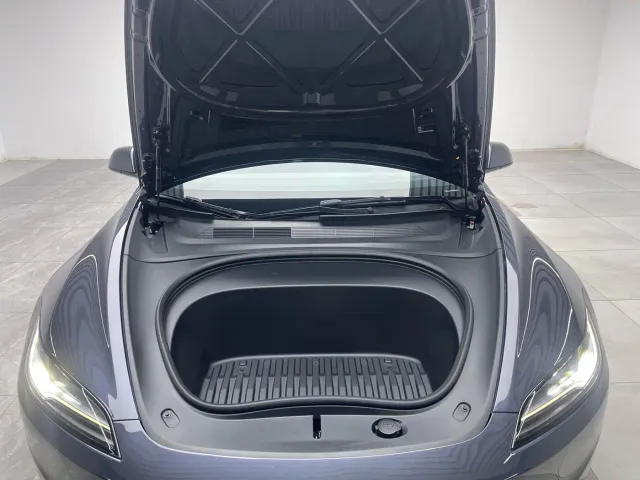 Tesla Model 3 — Фото автомобиля 9