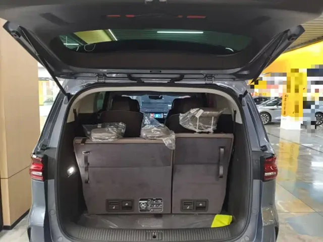 Roewe iMAX8 — Фото автомобиля 18
