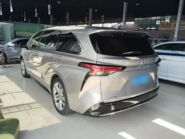 Toyota Sienna — Фото автомобиля 4