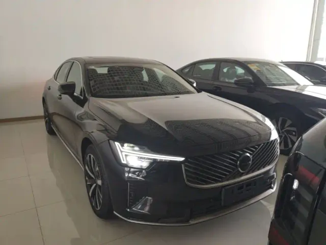 Volvo S90 — Фото автомобиля 2