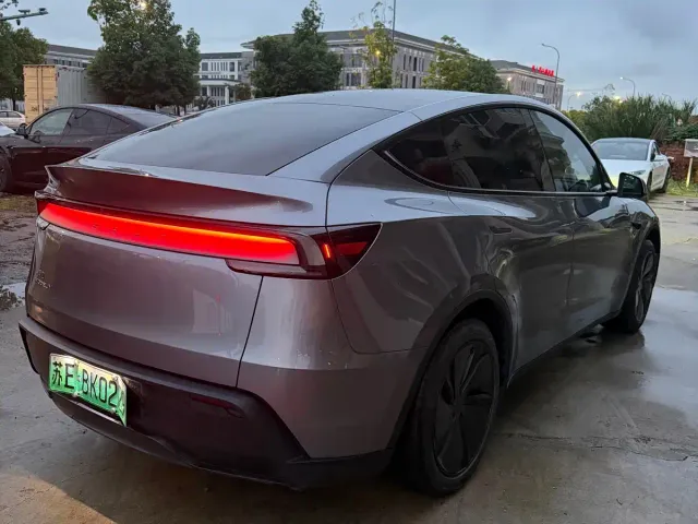 Tesla Model Y — Фото автомобиля 5