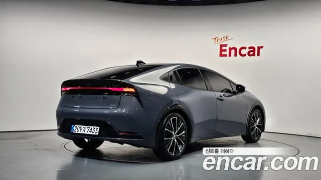Toyota Prius Generation 5 — Фото автомобиля 2