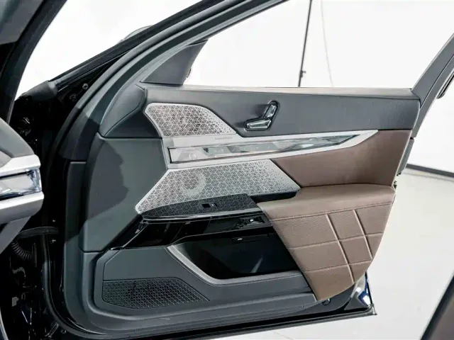 BMW i7 — Фото автомобиля 17