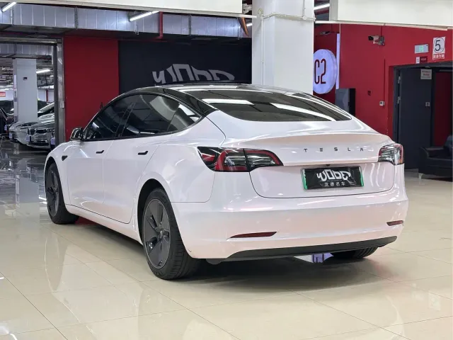 Tesla Model 3 — Фото автомобиля 4