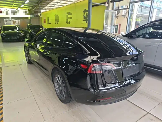 Tesla Model 3 — Фото автомобиля 4