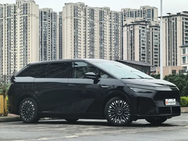 Xpeng X9 — Фото автомобиля 3