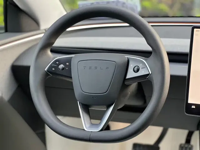 Tesla Model 3 — Фото автомобиля 11