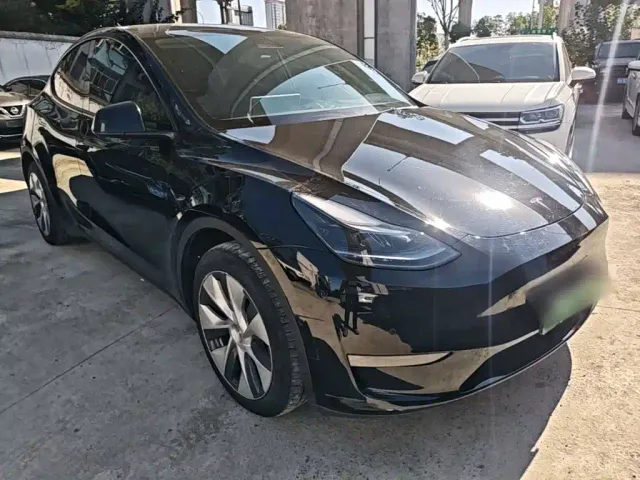 Tesla Model Y — Фото автомобиля 21