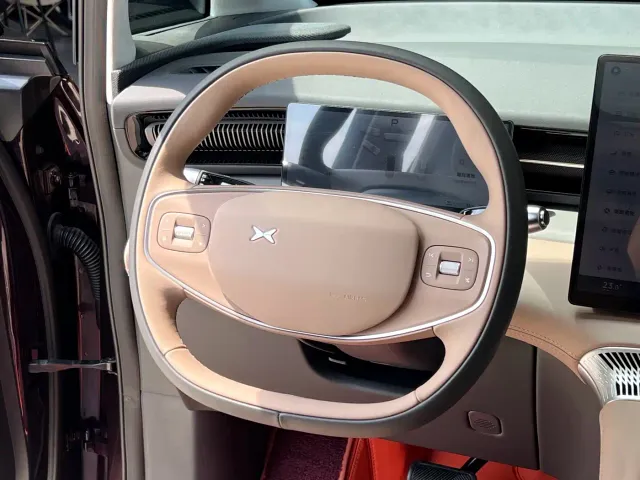 Xpeng X9 — Фото автомобиля 10