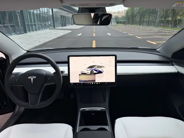 Tesla Model 3 — Фото автомобиля 6