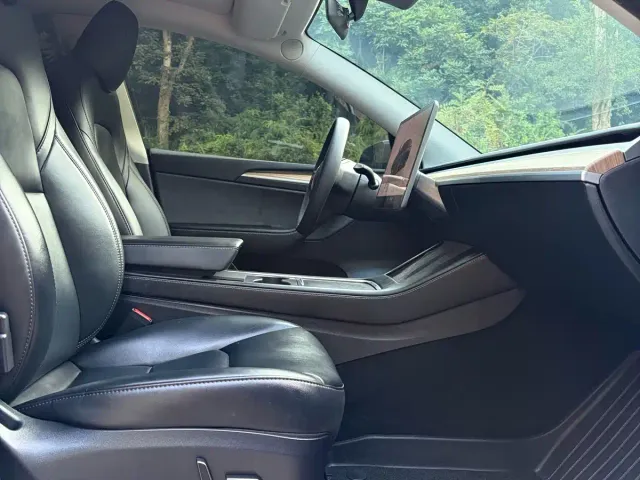 Tesla Model Y — Фото автомобиля 12