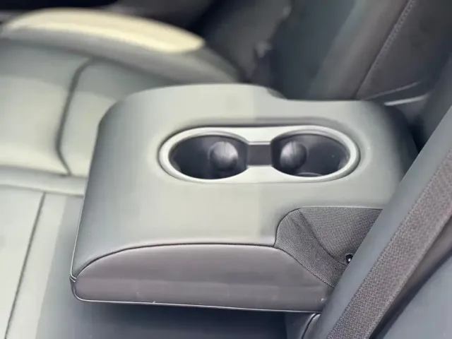 Tesla Model Y — Фото автомобиля 13