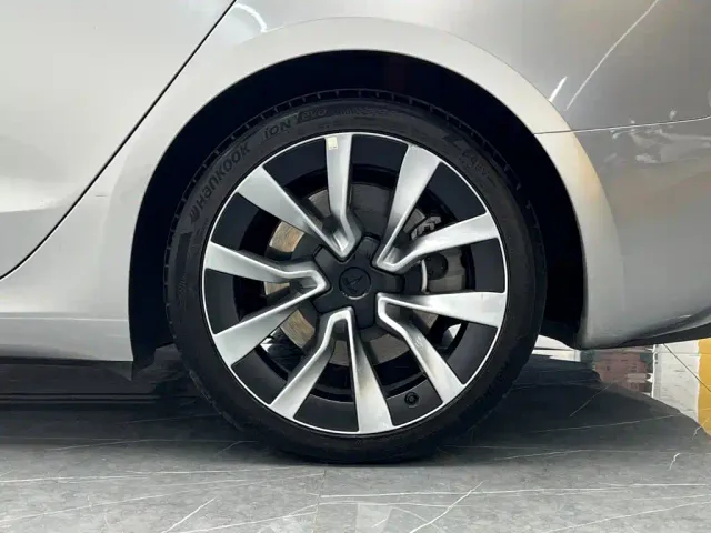 Tesla Model 3 — Фото автомобиля 27