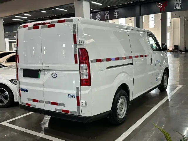 Ruichi New Energy EC75 — Фото автомобиля 10