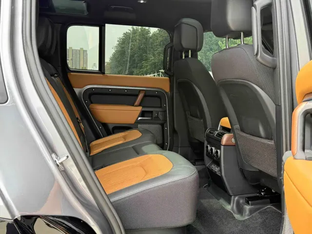 Land Rover Defender — Фото автомобиля 13