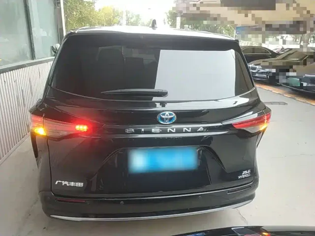 Toyota Sienna — Фото автомобиля 5