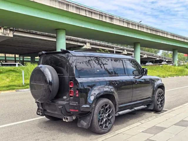 Land Rover Defender — Фото автомобиля 15