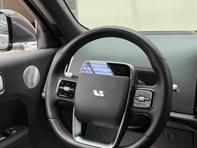 Li Auto L8 — Фото автомобиля 4