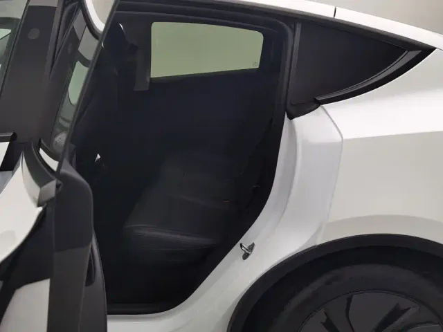 Tesla Model Y — Фото автомобиля 15