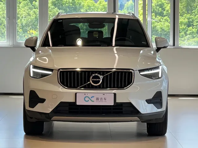 Volvo XC40 — Фото автомобиля 2