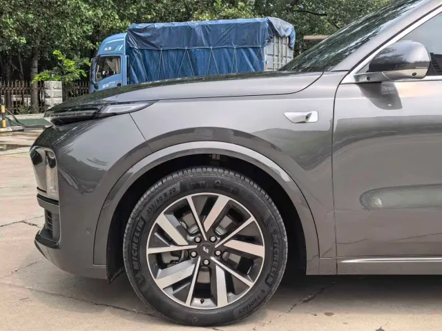 Li Auto L8 — Фото автомобиля 11