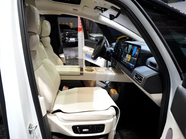 Li Auto MEGA — Фото автомобиля 6