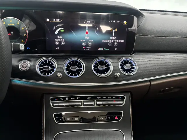 Mercedes-Benz E-Class — Фото автомобиля 17