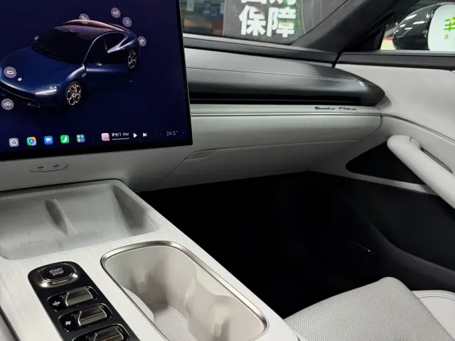 Xiaomi SU7 — Фото автомобиля 13