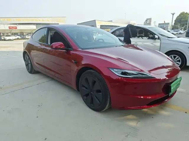 Tesla Model 3 — Фото автомобиля 3
