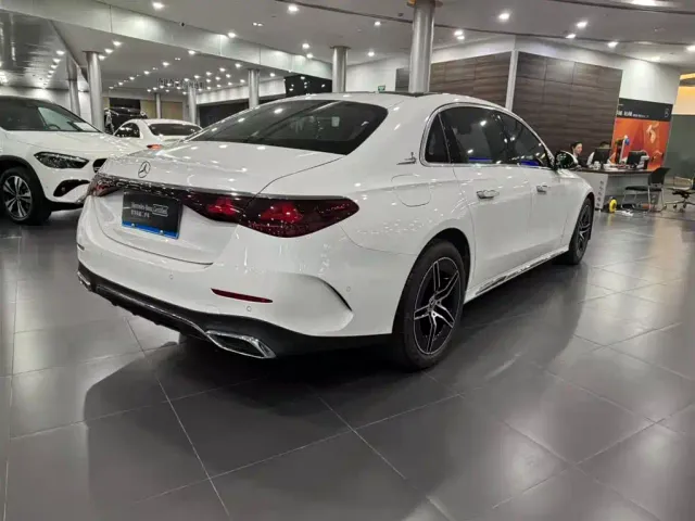 Mercedes-Benz E-Class — Фото автомобиля 5