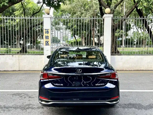 Lexus ES — Фото автомобиля 8