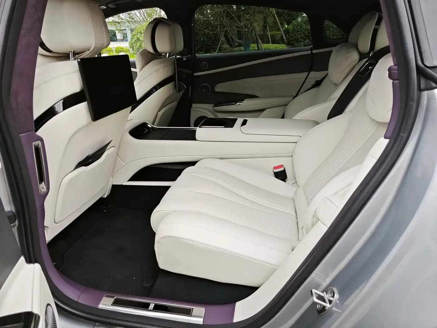 Yangwang Yangwang U7 2025 Model PHEV 4-Seat Flagship — Фото автомобиля 5