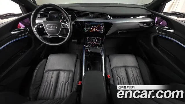 Audi e-tron — Фото автомобиля 7