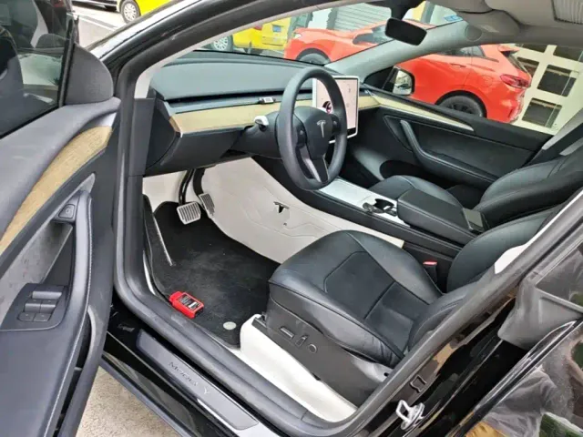 Tesla Model Y — Фото автомобиля 15