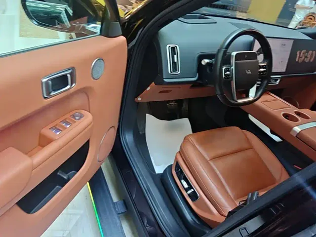 Li Auto L8 — Фото автомобиля 15