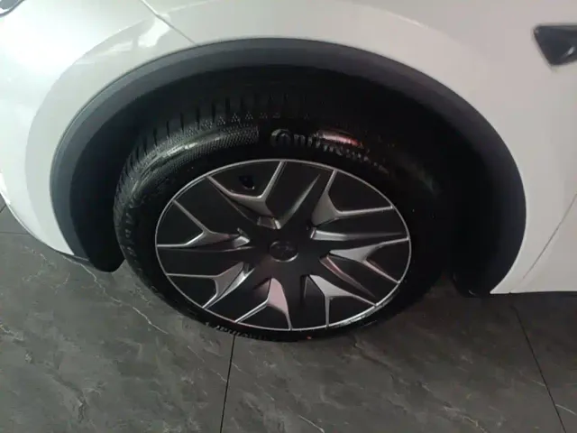 Tesla Model Y L — Фото автомобиля 22