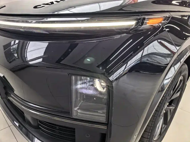 Li Auto L8 — Фото автомобиля 9