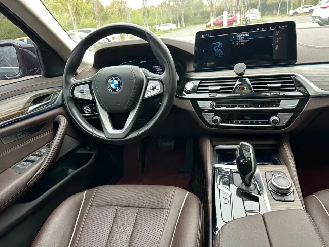 BMW 5 Series — Фото автомобиля 14