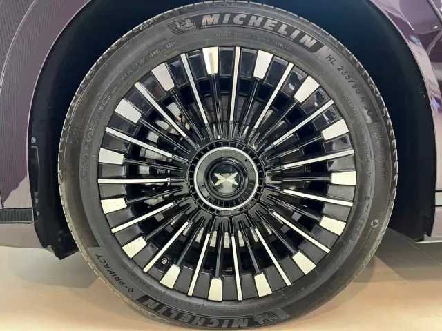 Xpeng X9 — Фото автомобиля 10