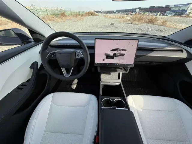 Tesla Model 3 — Фото автомобиля 9