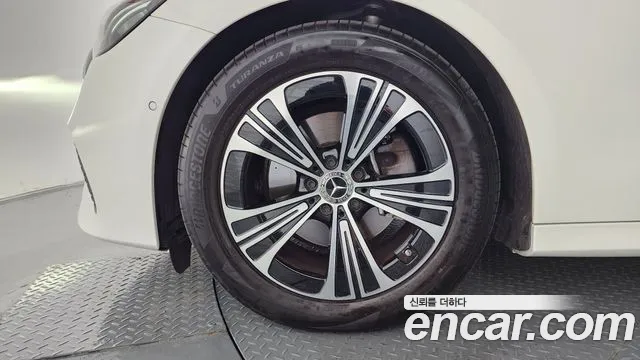 Mercedes-Benz E-Class — Фото автомобиля 3