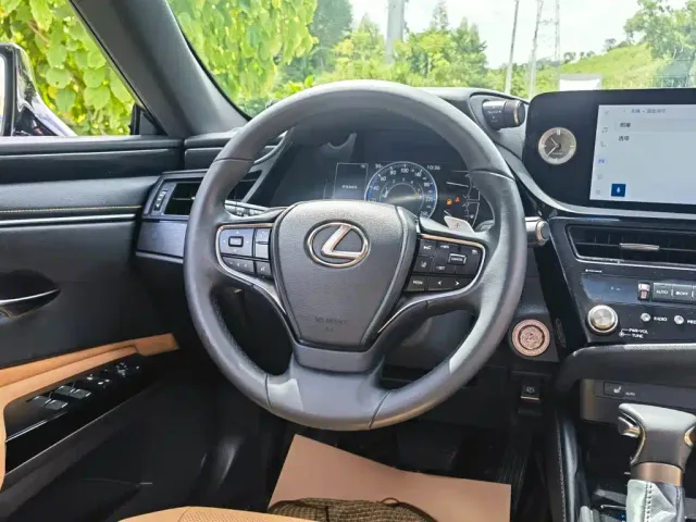 Lexus ES — Фото автомобиля 11