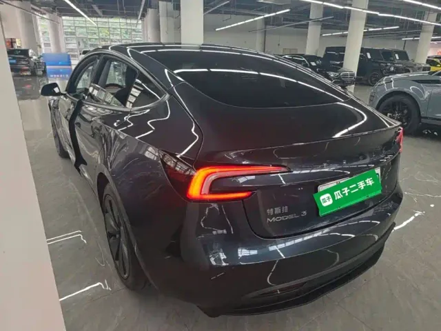 Tesla Model 3 — Фото автомобиля 4