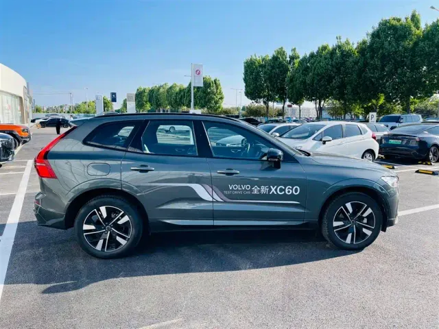 Volvo XC60 — Фото автомобиля 7